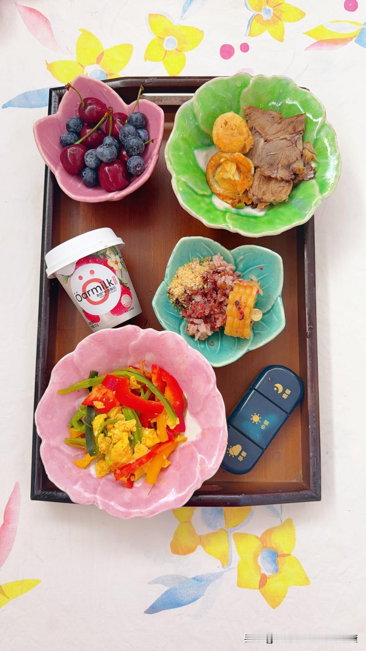 杂粮杂豆哈尼红米藜麦饭几口，玉米一口，小麦胚芽。鸡蛋炒彩椒。牛肉，带子。加餐希腊