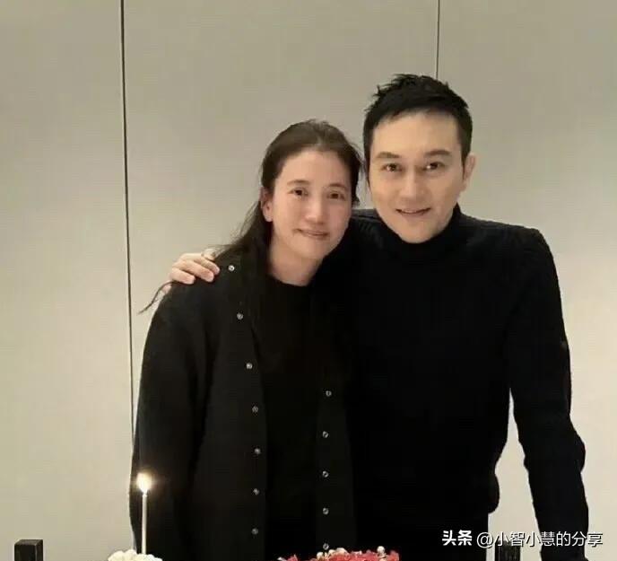 张智霖和袁咏仪罕见同框秀恩爱，夫妻俩一对比，脸部的状态差距实在是太大了，一个白皙