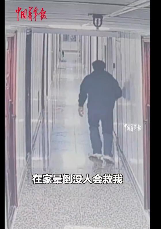 一名男子在家切菜时不慎切到手，伤口流血不止，没想到他当场晕血，眼前一黑直接瘫倒在