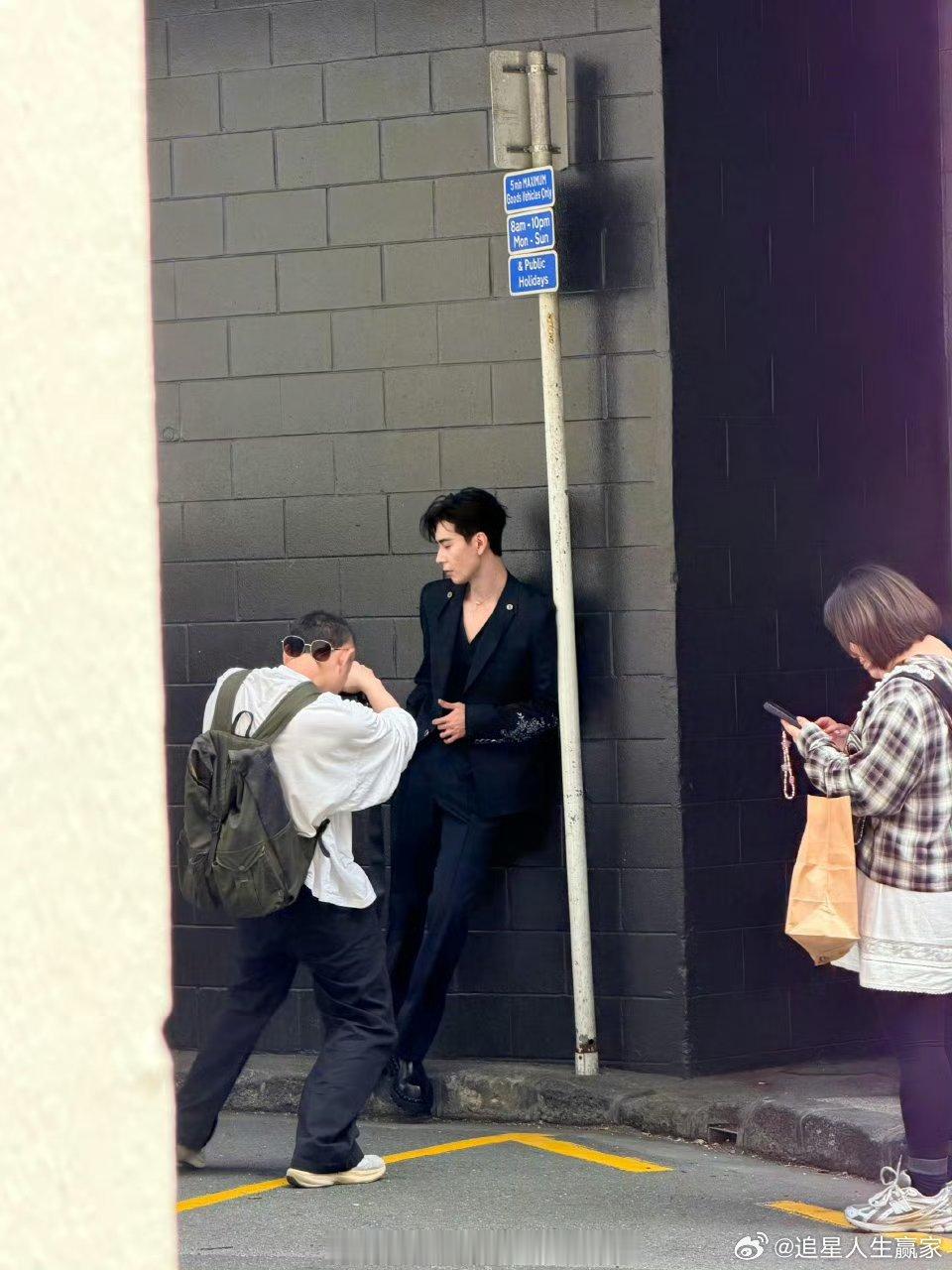 陈星旭奥克兰街拍路透，俊朗又贵气！王子既视感