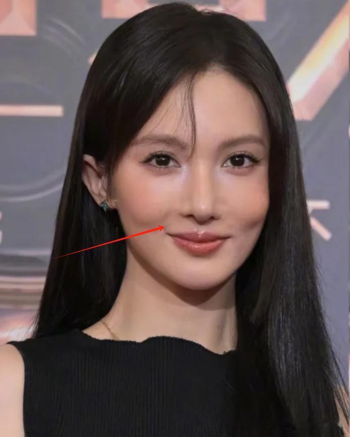 电影之夜明星的生图谁赢了我不知道，反正金晨输的最彻底。
 
她每次出现长得都不一
