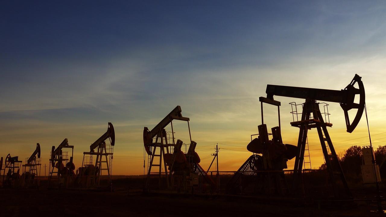 美国释放战略石油储备这事儿，对其能源安全的影响还挺复杂。从短期看，释放储备能平抑