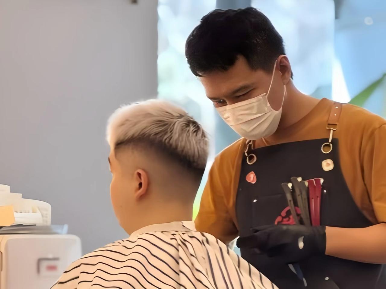 我每次都是去10元理发店。
就是那种快剪，干净又卫生。8分钟搞定。
至于丢不丢人