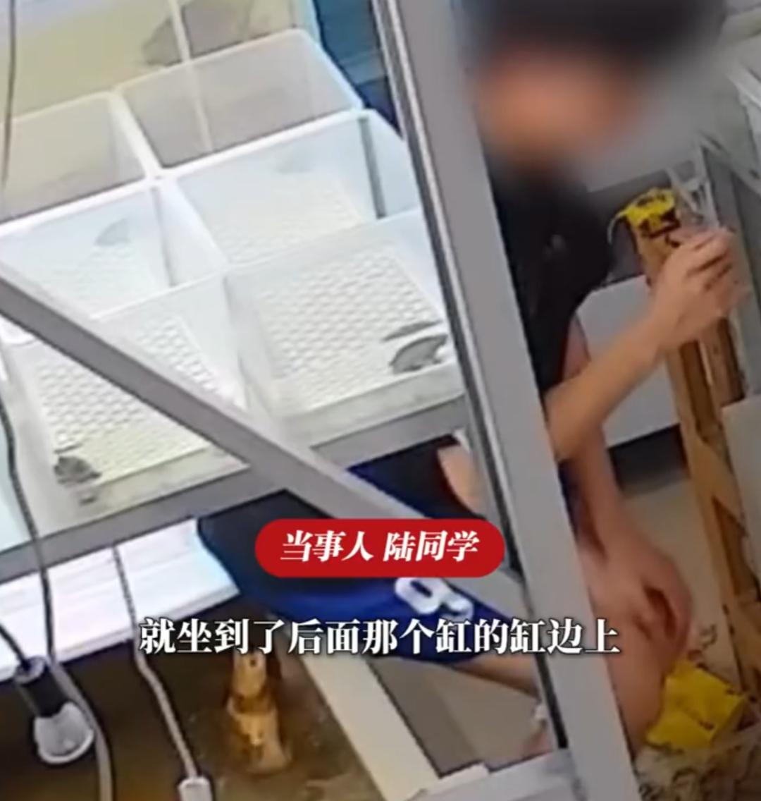 什么是冷血动物？就是你以为建立感情掉以轻心的时候，咬了你一口！
前不久，江苏一大