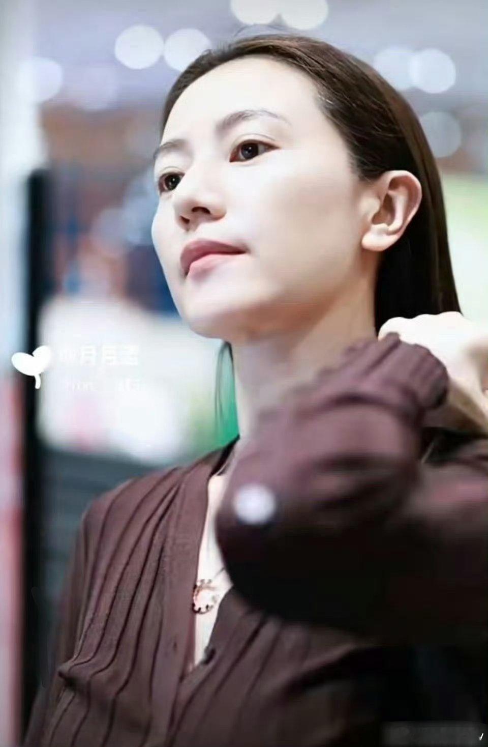 高圆圆白头发 都奔五的年纪了，女神都能接受自己优雅老去，路人有什么好惋惜的 ​​