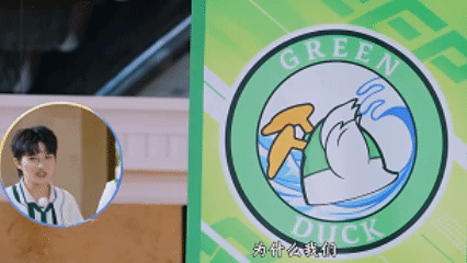 周深队的旗callback周深入水 跑男这期队旗设计是会整活的！周深他们队是鸭子