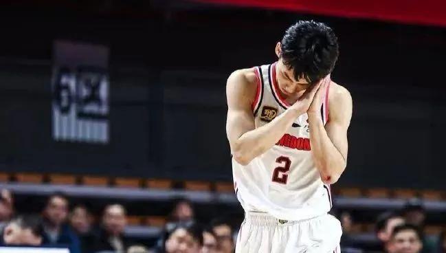 漂亮“大郎”，你又睡成功了！
这个提前庆祝成为这场比赛最经典的一幕，媲美半场开香