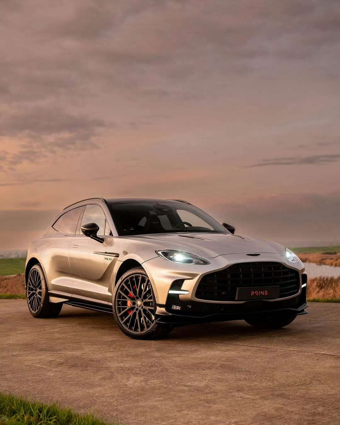 阿斯顿·马丁 DBX 707 