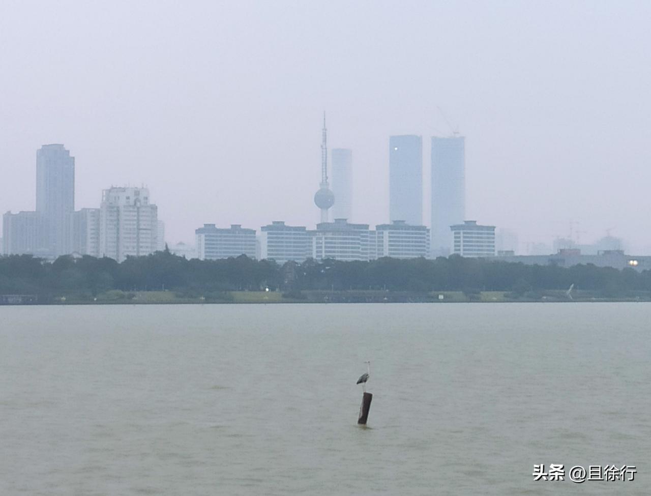 烟雨江南？不是江南，胜似江南--雨中的徐州云龙湖。