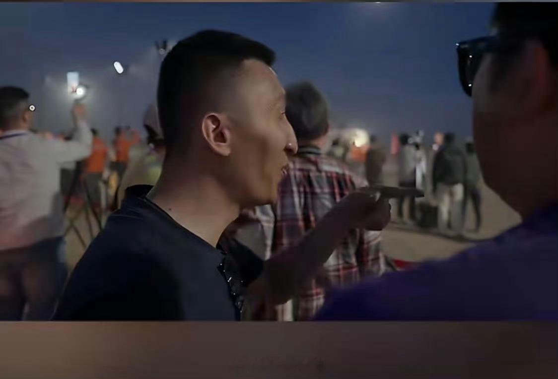 退伍老兵在神舟着陆场看哭了神舟凯旋，老兵致敬。纵使已然退伍，心中的责任与热爱从未