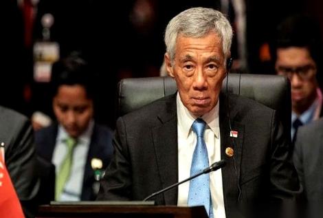 印尼的货船，以前去趟中国，得先在新加坡那儿拐个大弯，卸货、报关、再装船。新加坡啥