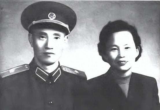 他俩是老战友，同步调任大军区政委，几个月后又同步改为副政委
“老吴，你听说咱俩要