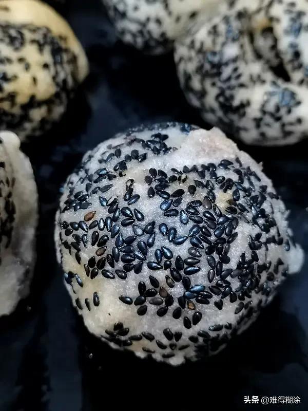 元宵节吃汤圆，那啥馅最好吃可太有争议啦！我超爱黑芝麻馅，浓郁香甜，咬一口那丝滑的