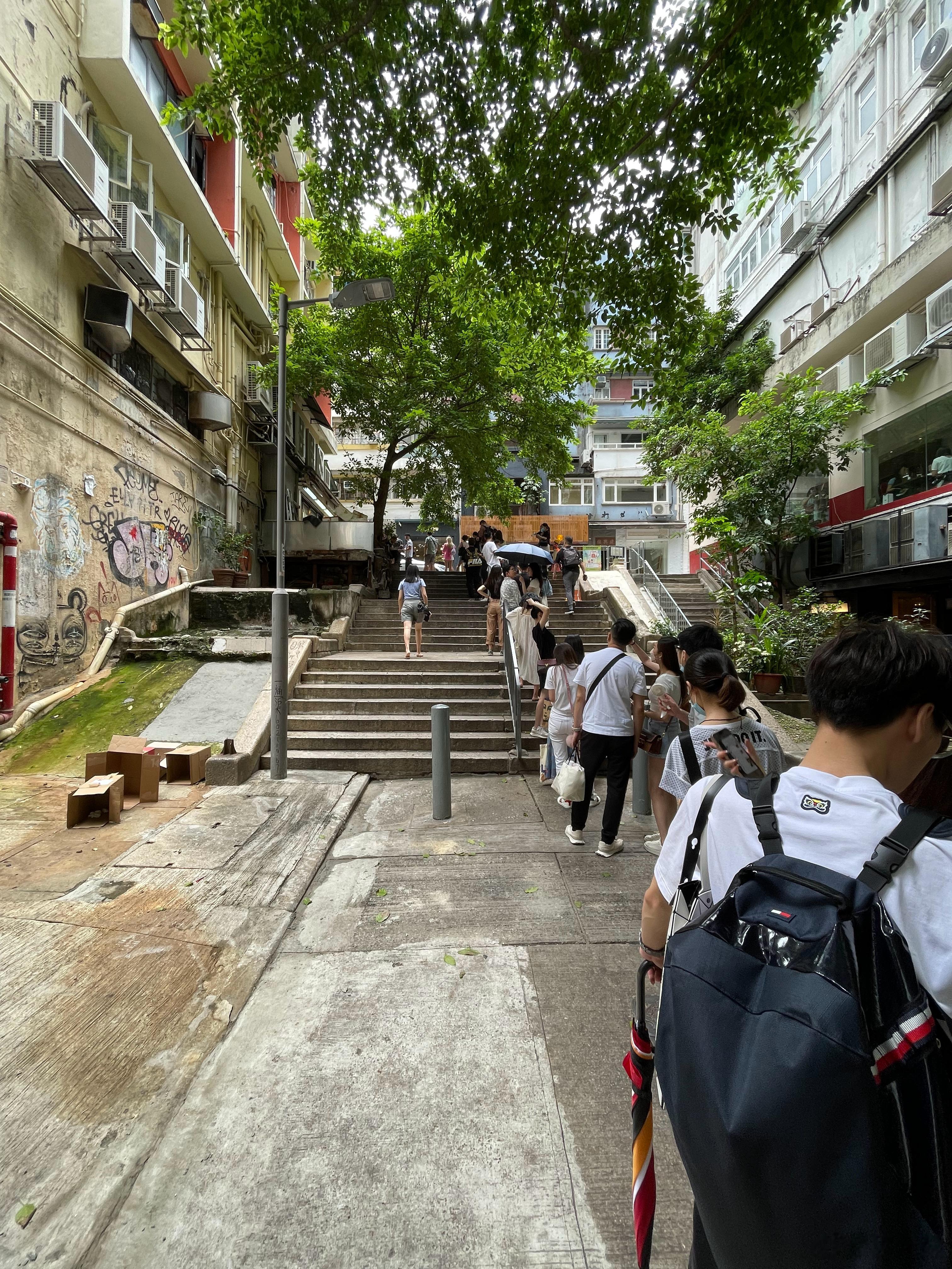 作为香港留学生还是第一次去九记牛腩，还赶上个大周六中午，一看没一个香港人[微笑]