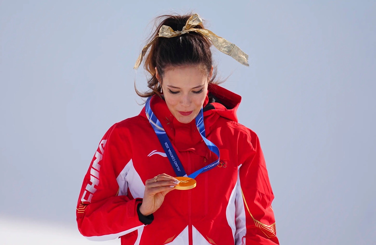 谷爱凌金牌 米兰冬奥会 自由式滑雪女子U型场地技巧决赛中，中国选手谷爱凌、李方慧