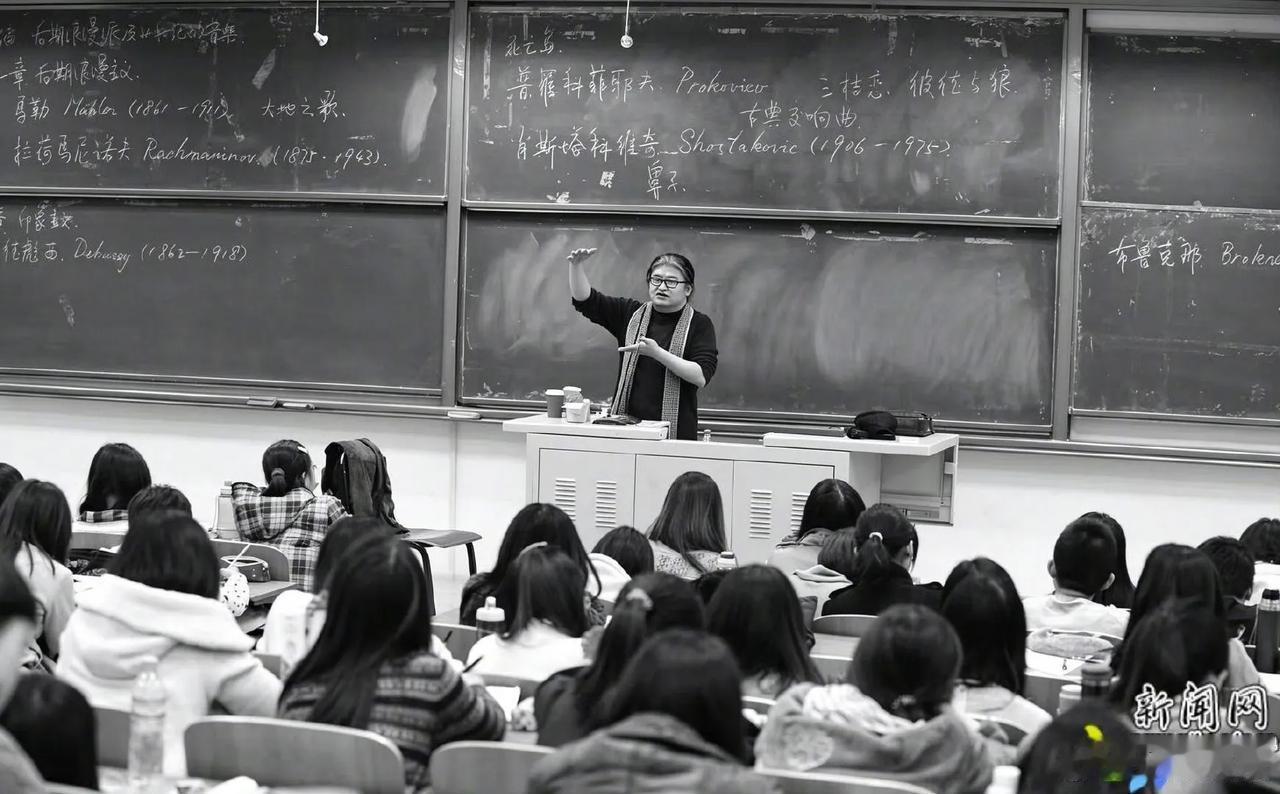 我们再也没有机会听他演唱大河向东流，再也看不到他潇洒地往右甩头发，再也看不到他谆
