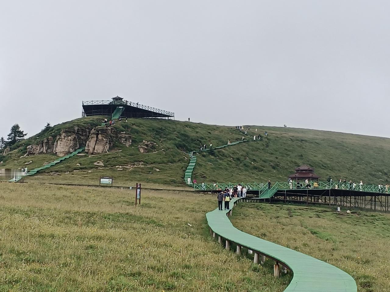 五寨荷叶坪高山草甸。海拔2700多米，面积2000多公顷，在山里有这么大面积的高