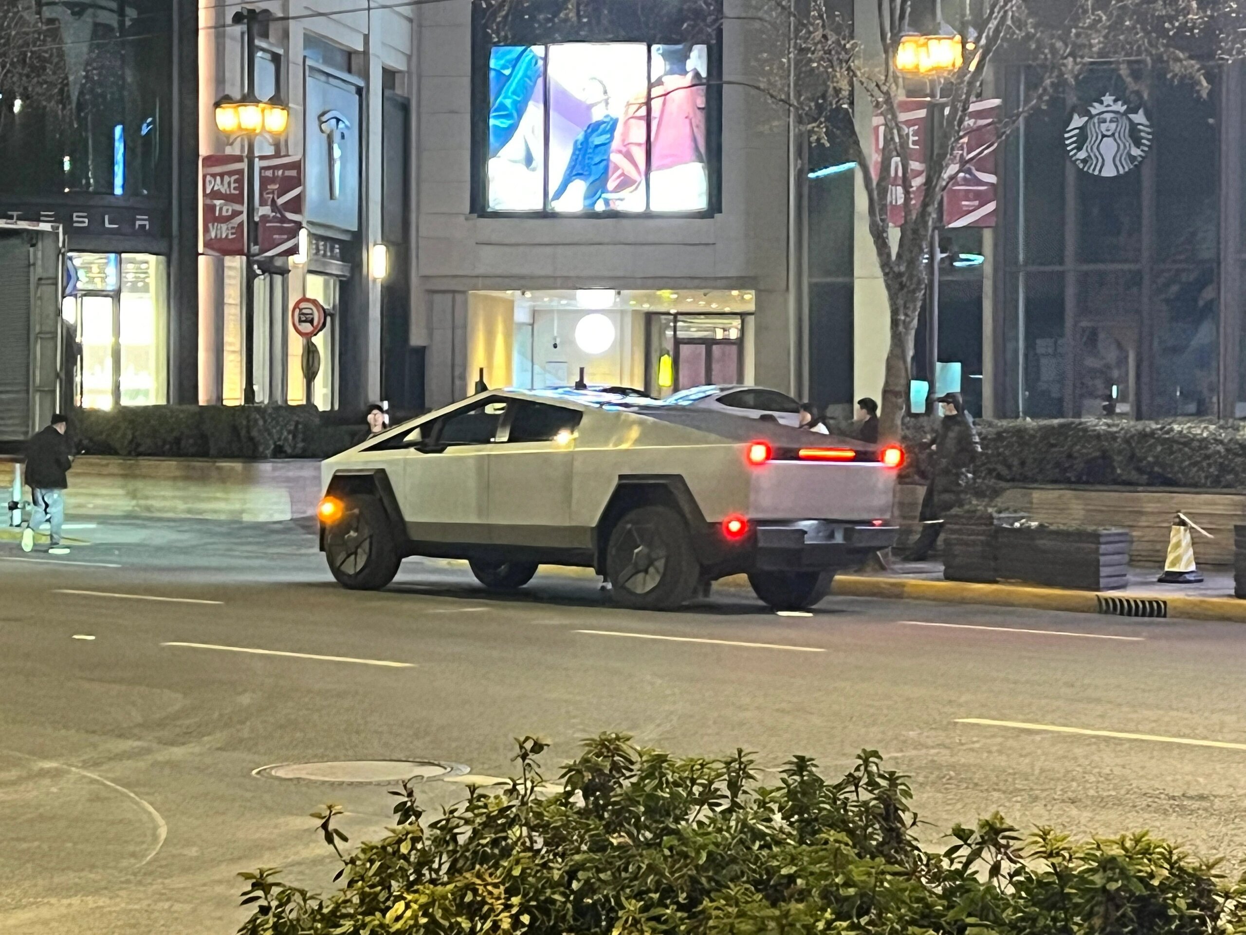 有被Cyber Truck惊艳到居然喝完酒之后偶然撞上了特斯拉的Cyber Tr