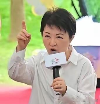 国民党籍台中市长卢秀燕竟然叫嚣，不管特朗普说了什么，我们要对自己的“国家”有信心