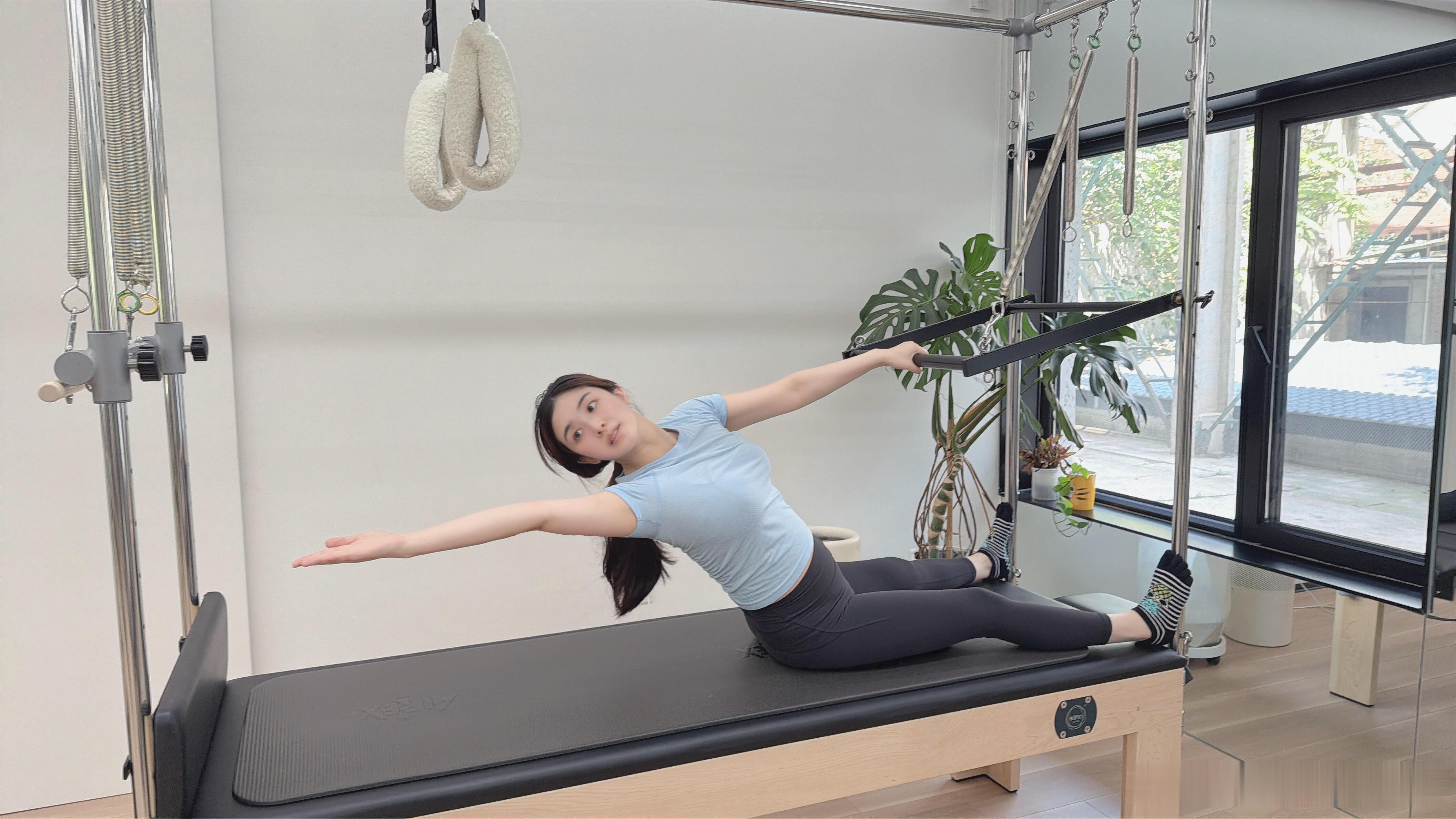张含韵沉浸式体验侄女追星痛包看完张含韵这组照片狠狠羡慕她侄女，拥有愿意背着自己偶