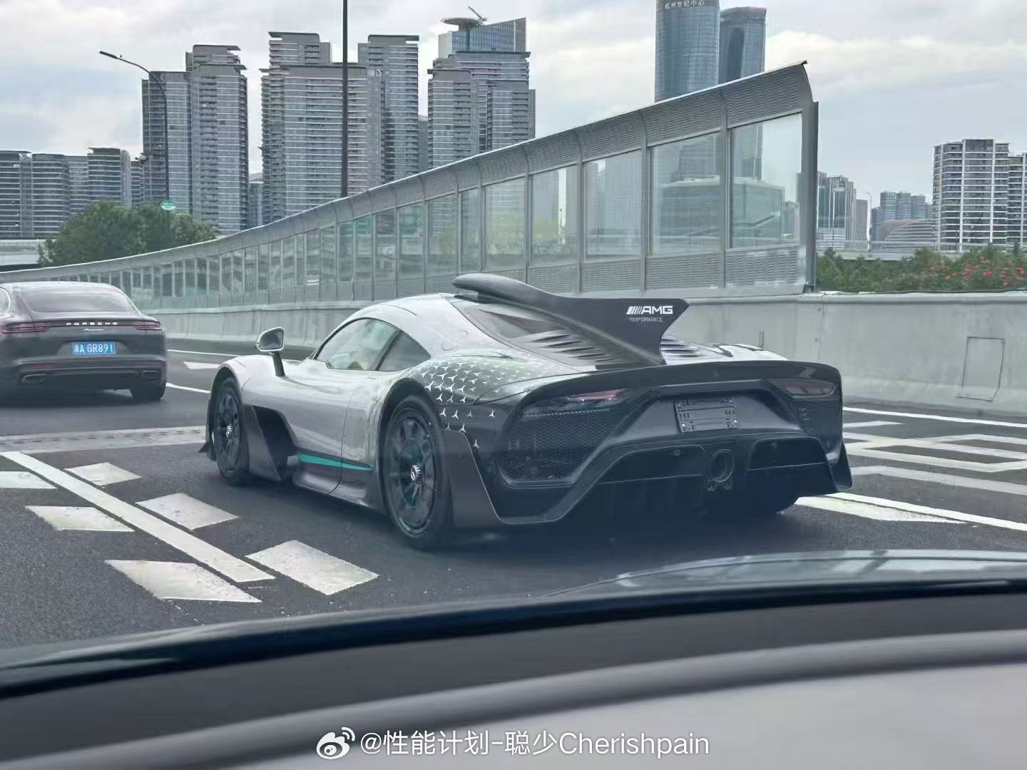 AMG ONE上路了，有种机械科幻的不真实感[衰] ​​​