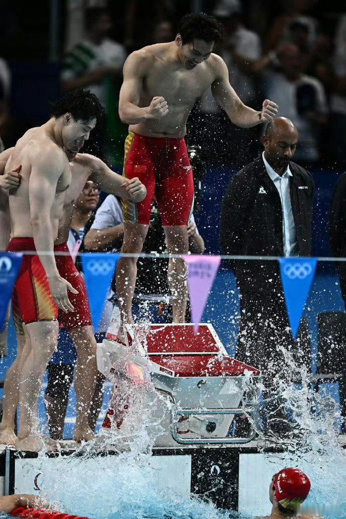 #潘展乐入选巴黎奥运游泳TOP10# [话筒]Swimming World 评选