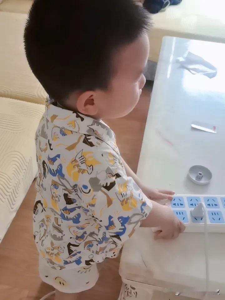 中午我吃完了饭，特别无力想睡觉，就躺着床上听视频，一会儿就迷糊了。

最近，不知