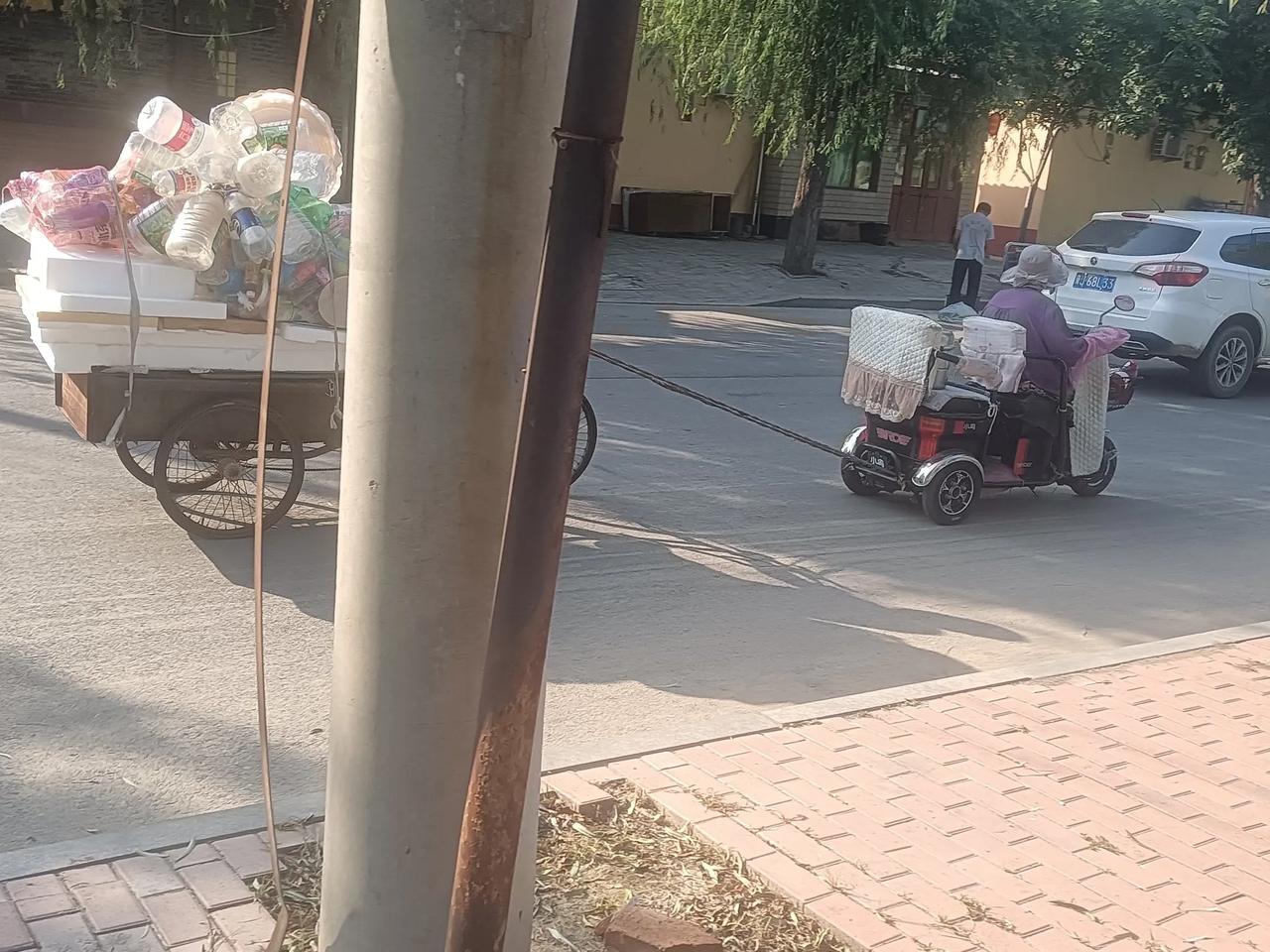 卖废品的老夫妻！！！

吃早点回来，看到这一幕不禁心里发酸：七八十岁的老太太骑着
