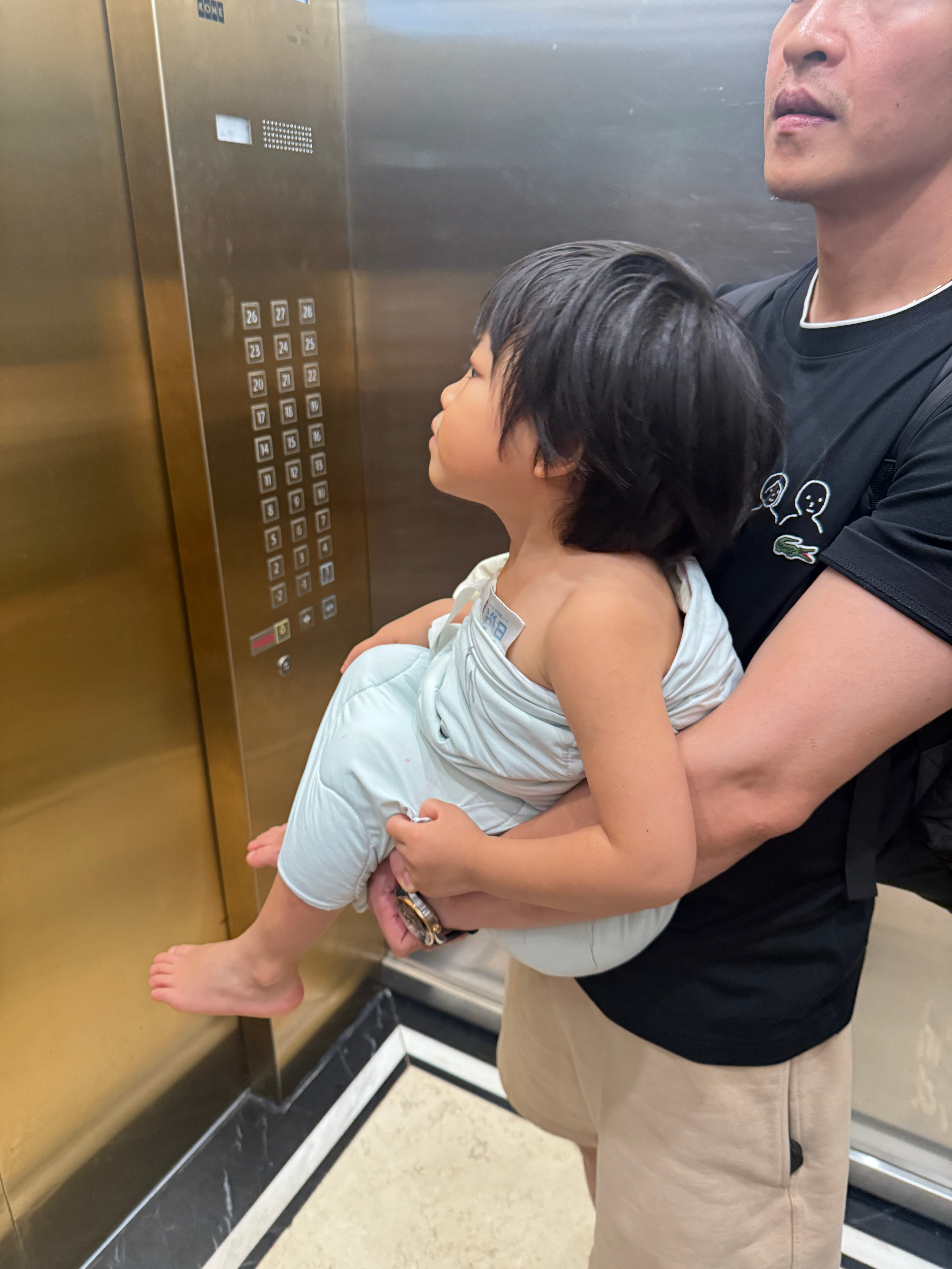 球皇出门：被被包着捧到车上，到地儿了在后备箱穿衣服带娃随手拍
