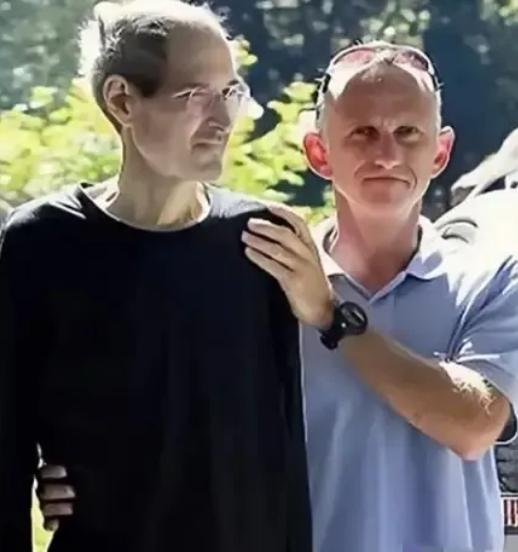 2003年，乔布斯体检时查出胰腺肿瘤。他的医生拿到活检切片后，高兴得差点哭出来。