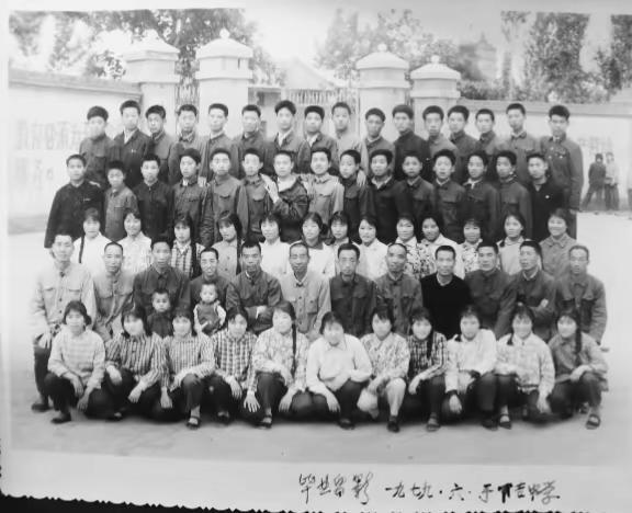 1979年的渭南县下吉高中毕业照。我在最后一排，1.72米算中等身高，那时候能吃