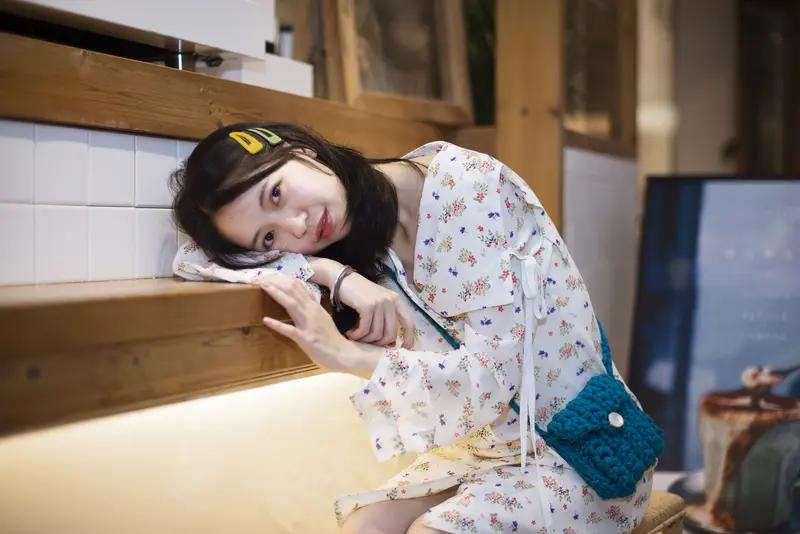 林俊杰疑似恋爱这事儿可太有料了！最近他被拍到在洛杉矶和网红七七穿情侣装并肩同行，