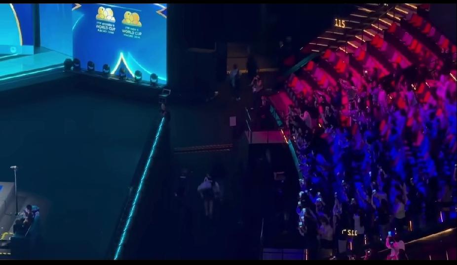 破防了！孙颖莎一离场，全场观众跟着走
 
刷到这一幕真的破防了！
比赛结束，孙颖