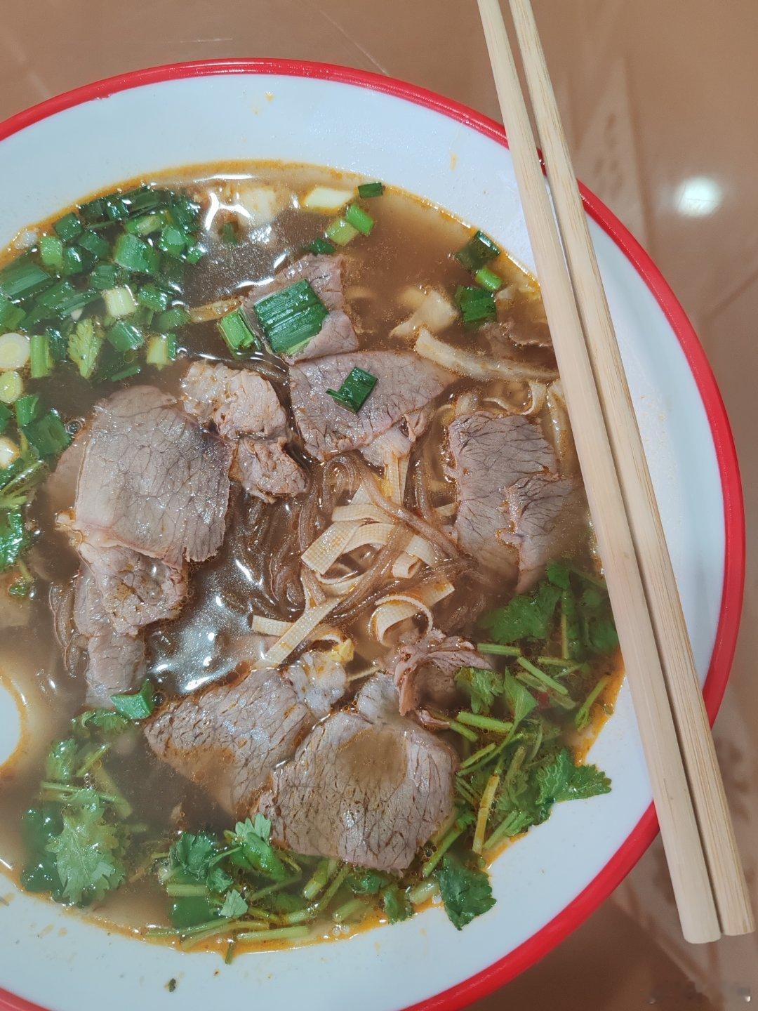 要大降温了，下周开始穿羽绒服了。既然都0℃了，怎么能少得了牛肉粉丝汤。还有外酥里