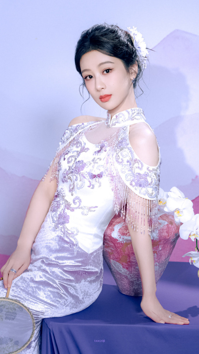 杨紫玉兰花开君再来 💜杨紫董竹君 想在山野间追风 看黄昏与黎明 只想每个落日身