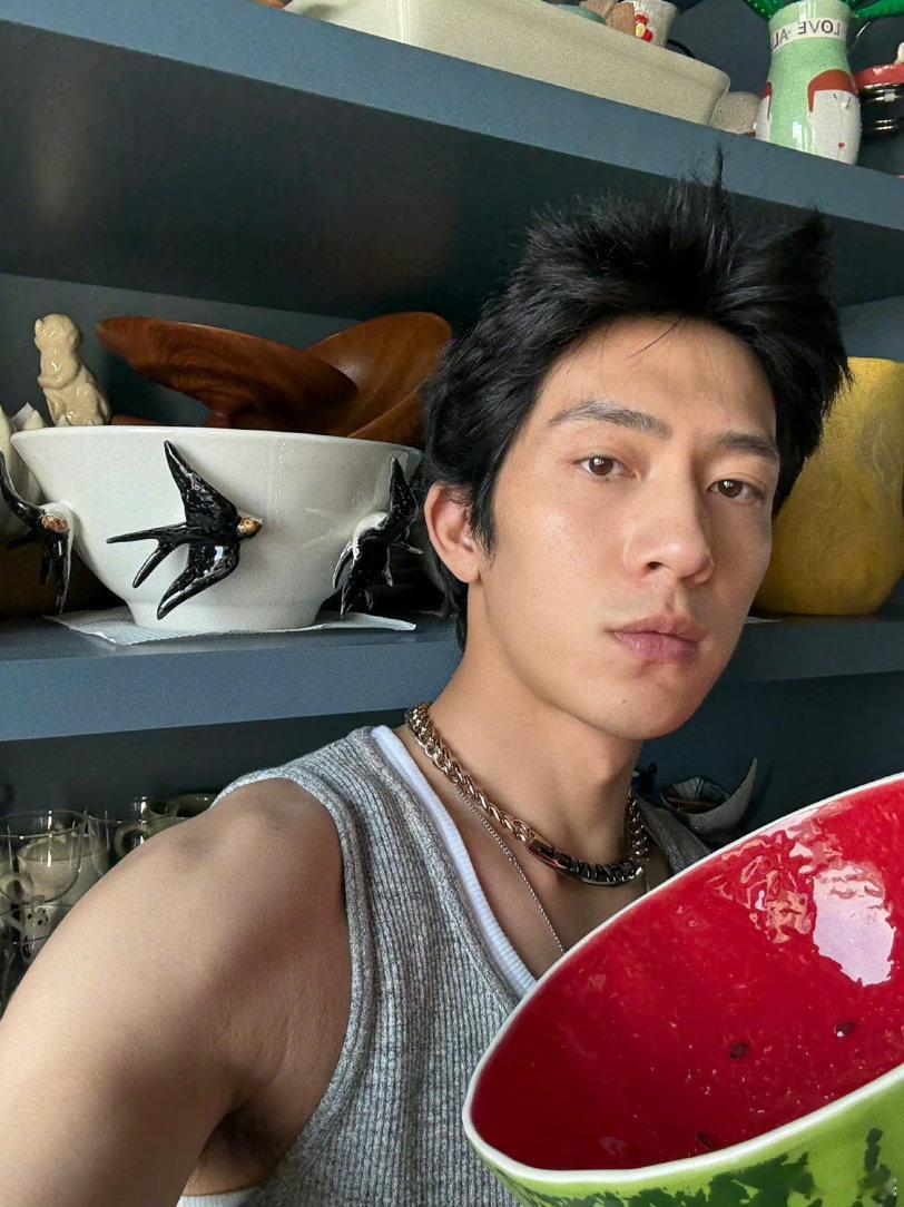 井柏然 魅魔 他演戏最厉害的地方是留白，不把所有情绪都演满，反而让人越想越上头 