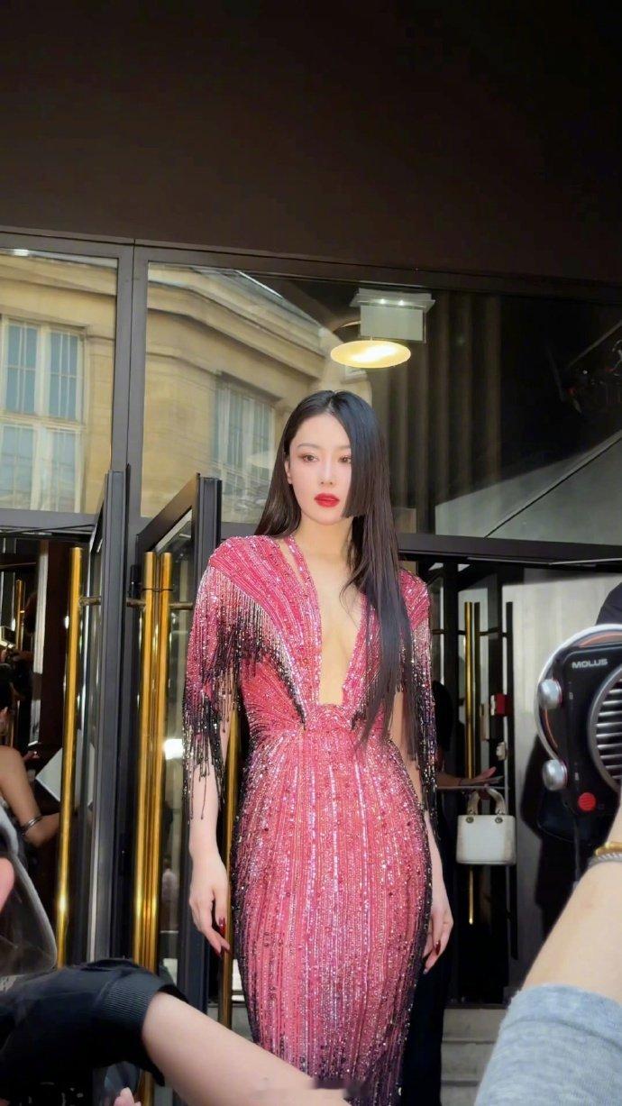 张馨予 体感40度妆都花了 巴黎的夏天也太猛了吧！把张馨予热得风扇不离手，体感直