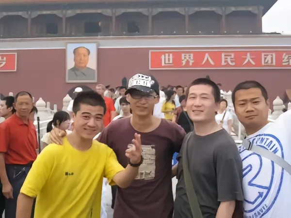 这照片我误以为来德云社后拍的还都对号入座了左一尚筱菊，左二刘筱亭，右一李九重 