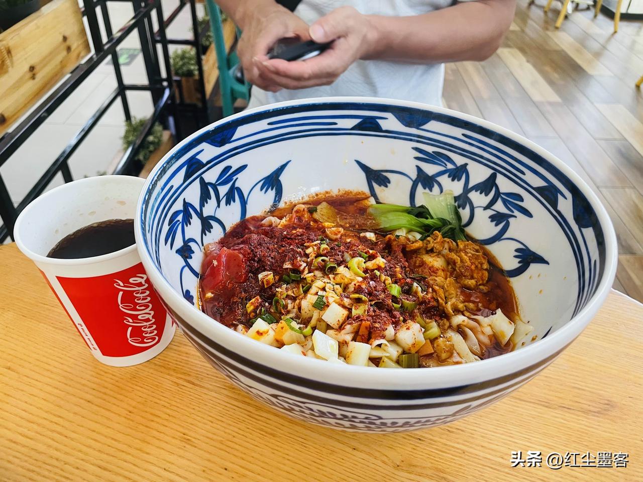 呵呵！地方美食的文化属性决定了他的地位，不是所有的美食都是大分量的，西安作为六朝