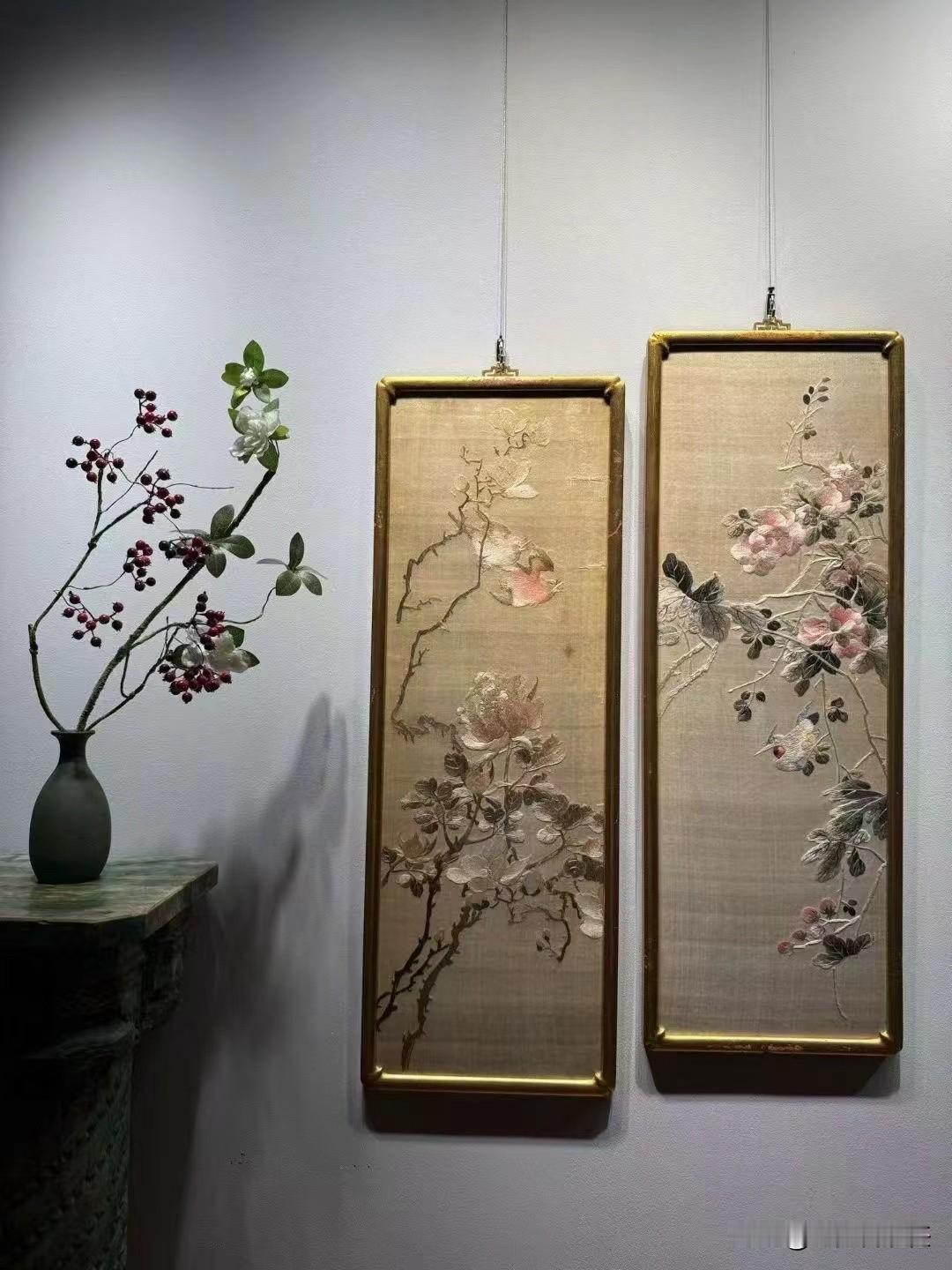 锦上春深：民国花鸟苏绣成对

今有民国苏绣一对，单幅尺寸九十三乘三十三厘米，恰是