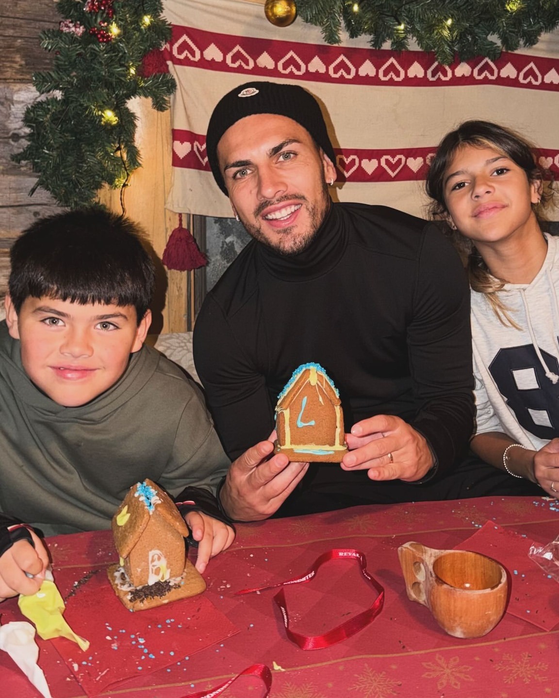 帕雷德斯正在芬兰和家人一起准备圣诞节🎄给圣诞老人的饼干都涂上了糖霜，永远是蓝色