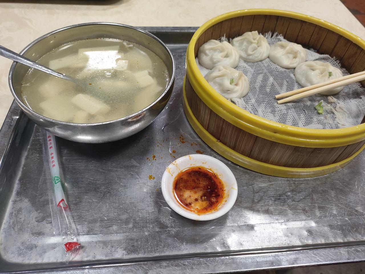 厦门同安的这家一刘汤包生意不知道为什么总是这么好，附近也有不少小吃店，而且它家一