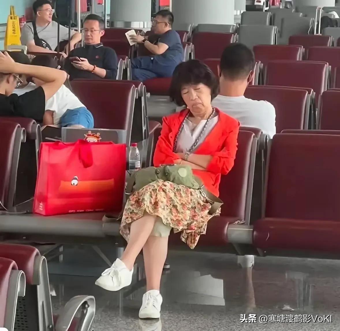 8月1日，柯文哲妻子陈佩奇在脸书发文，怒斥青鸟偷拍她在大陆旅游的照片，故意把自己