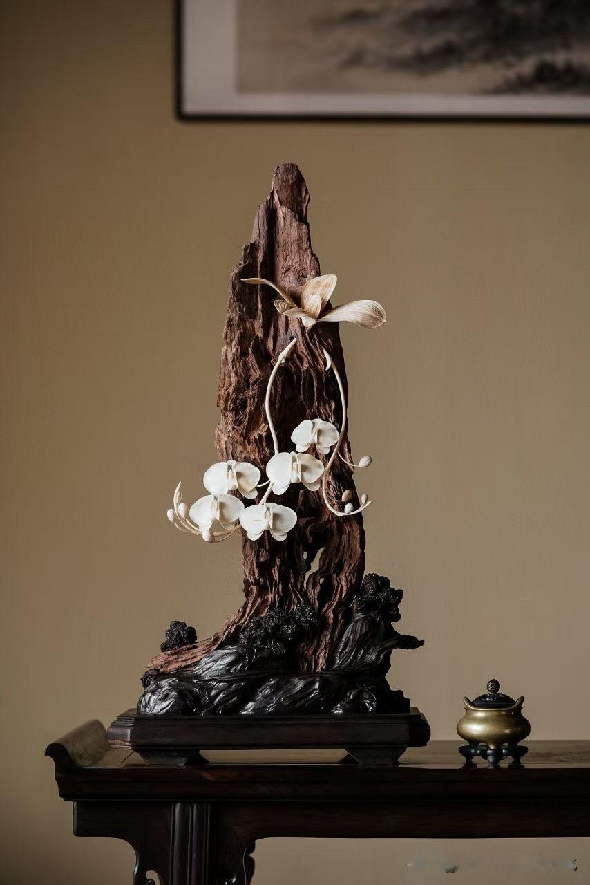 有些美，不在热闹处。

降真香的肌理，如山如崖，
不是雕出来的，是顺着时间长出来