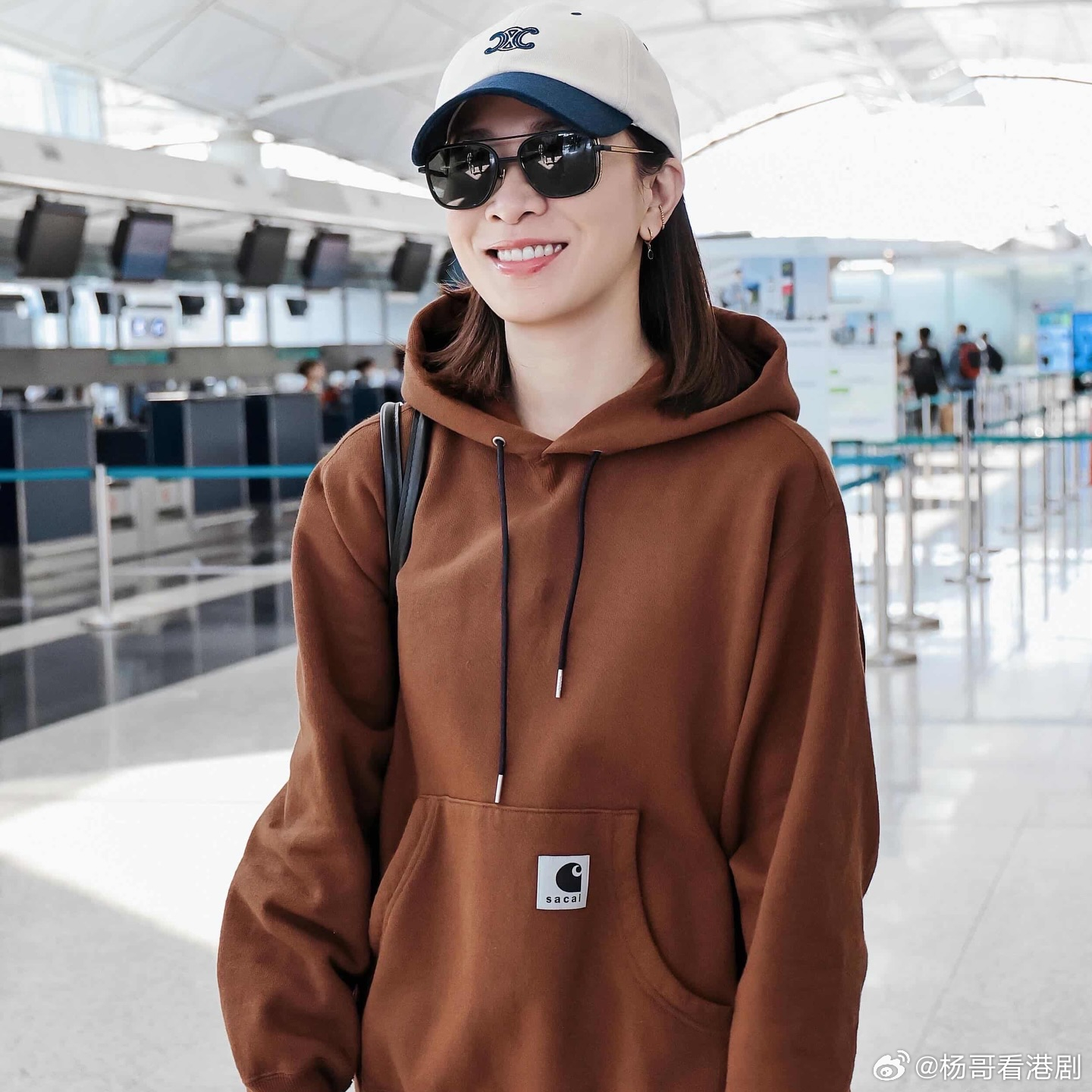 佘詩曼啟「馬年第一飛」赴京宣傳《正義女神》 機場造型惹熱議.TVB重頭劇《正義女