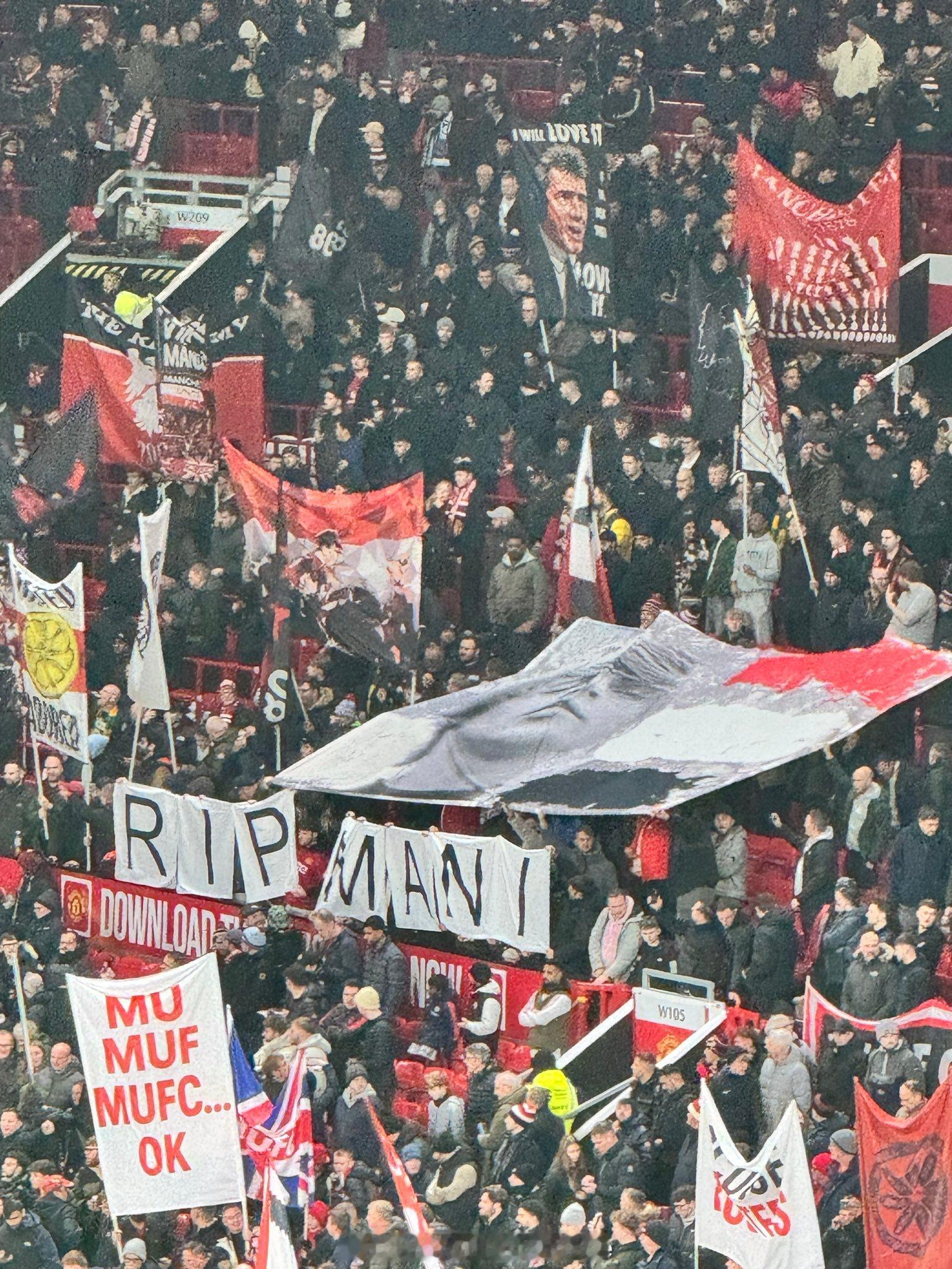 老特拉福德和曼联球迷越来越好了球队是第十的