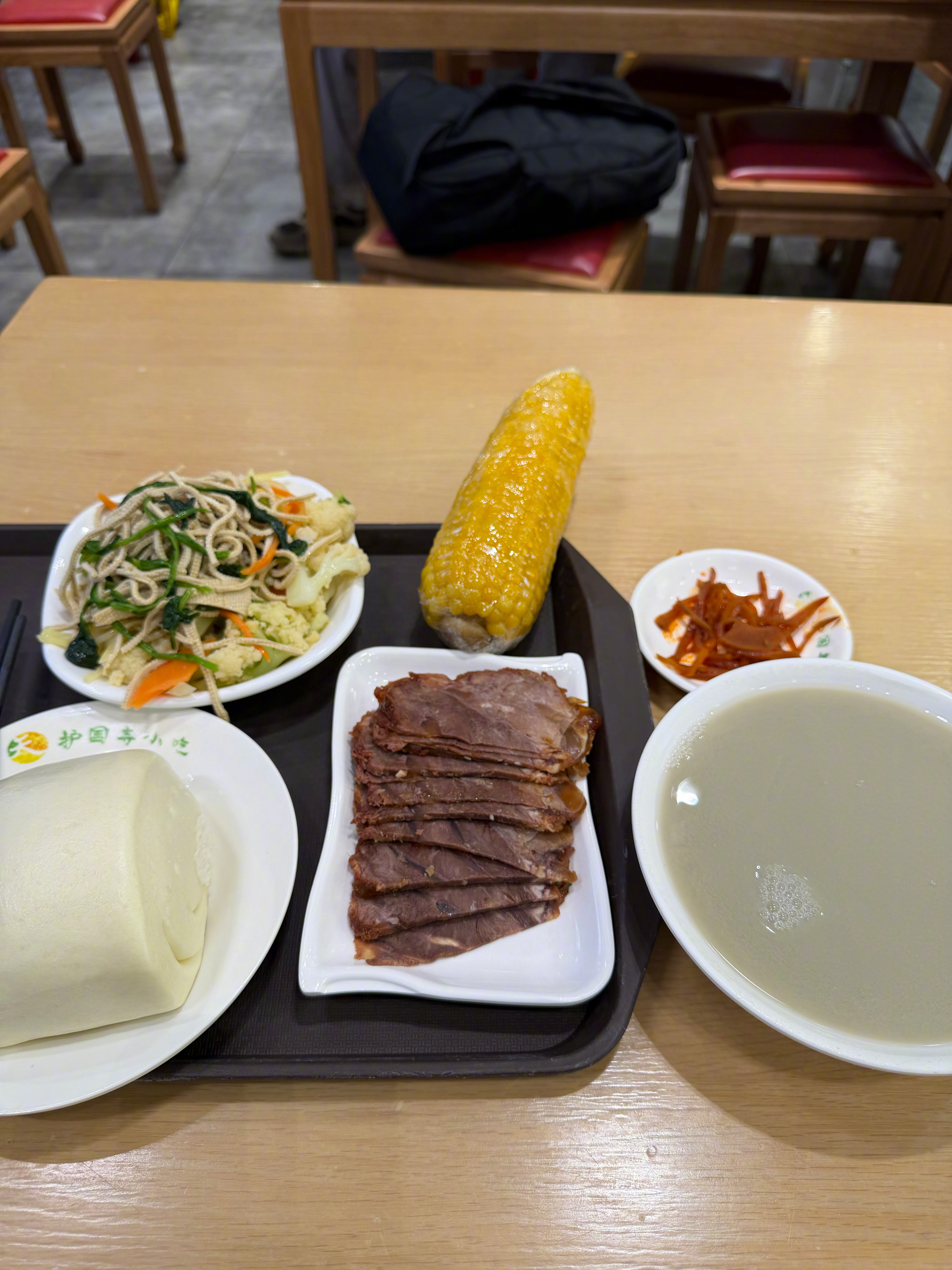 第一次喝北京豆汁，才知道原来发酵味喝起来是这样的……怎么说呢，难喝吗？难喝……我