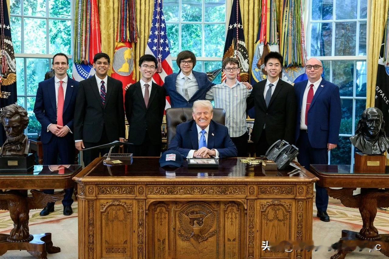 川普在白宫接见美国物理奥林匹克世界冠军团队。
在今年7月的国际物理奥林匹克竞赛中