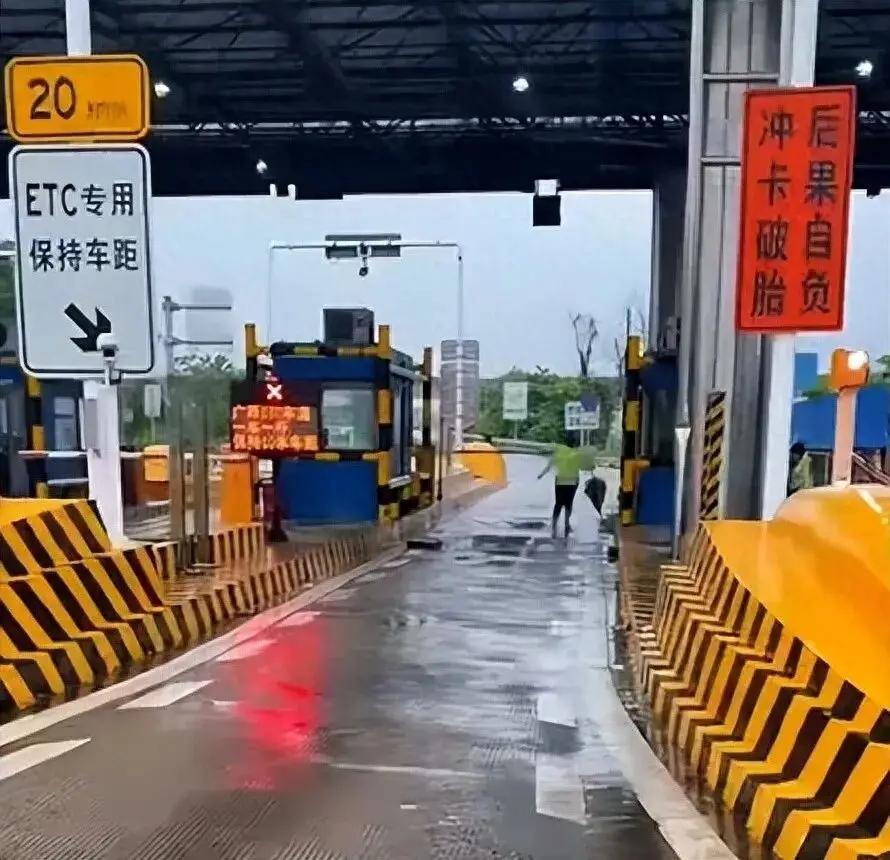 "太离谱了！"广西，寒山高速收费站ETC入口处，几名摩友骑行路过时被眼前一幕惊呆