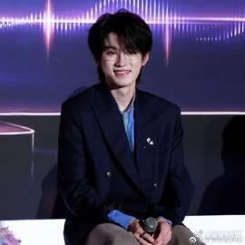 宋亚轩金丝眼镜西装杀国乐无双在小宋的光芒之下，金丝眼镜与西装的组合成就了一个时尚